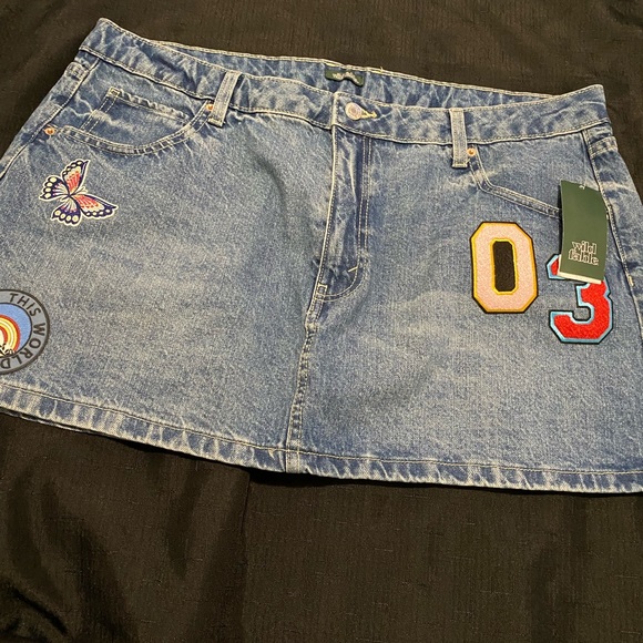 Wild Fable’s Women's Low-Rise Denim Mini Skirt - Medium Wash
Patches Size: 18 - Picture 1 of 11